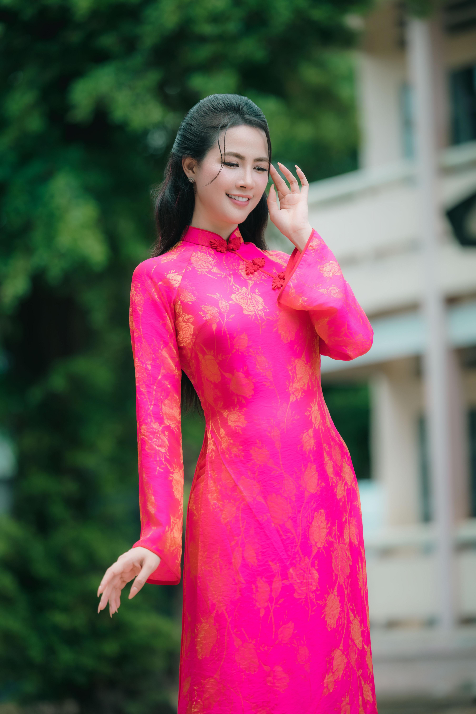 Hoa hậu Phan Thị Mơ trở về trường cũ, trao 30 triệu đồng hỗ trợ học sinh vượt khó - Ảnh 7.