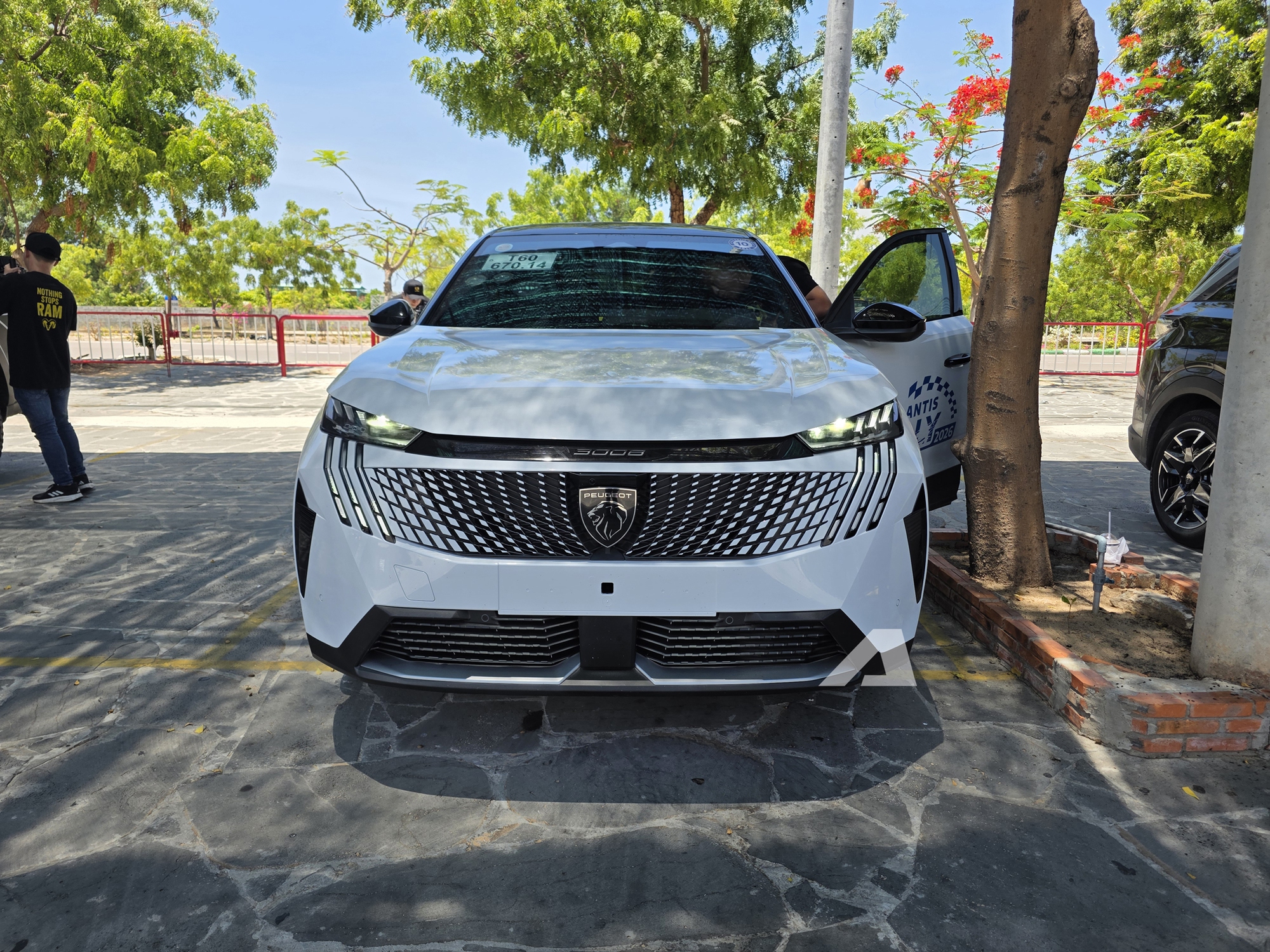 Ảnh thực tế Peugeot 3008 đời mới tại Việt Nam: Dáng coupe sành điệu, màn cong siêu dài, chờ giá để cạnh tranh CX-5, Tucson- Ảnh 6. Ảnh thực tế Peugeot 3008 đời mới tại Việt Nam: Dáng coupe sành điệu, màn cong siêu dài, chờ giá để cạnh tranh CX-5, Tucson- Ảnh 6.
