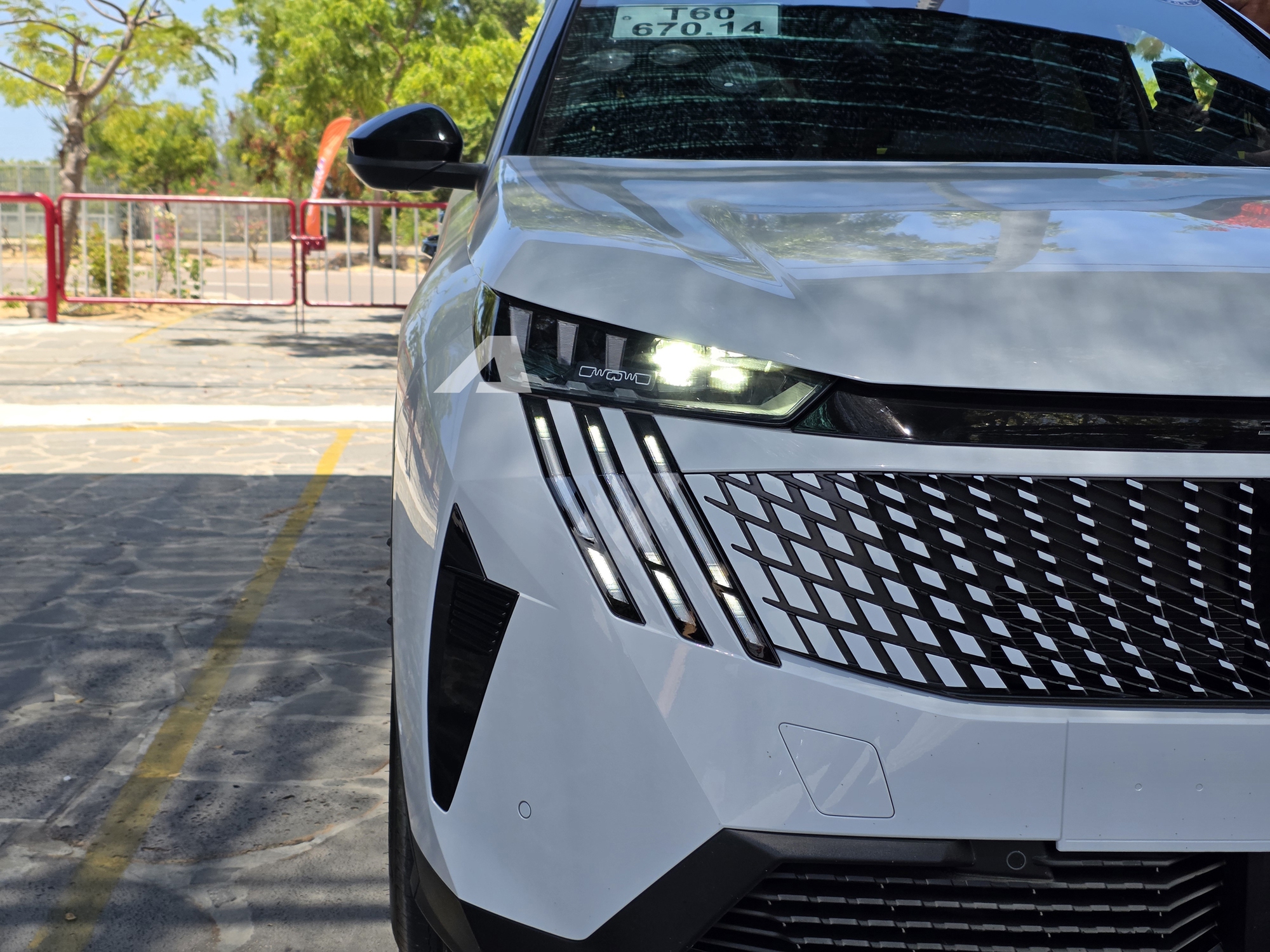 Ảnh thực tế Peugeot 3008 đời mới tại Việt Nam: Dáng coupe sành điệu, màn cong siêu dài, chờ giá để cạnh tranh CX-5, Tucson- Ảnh 2. Ảnh thực tế Peugeot 3008 đời mới tại Việt Nam: Dáng coupe sành điệu, màn cong siêu dài, chờ giá để cạnh tranh CX-5, Tucson- Ảnh 2.