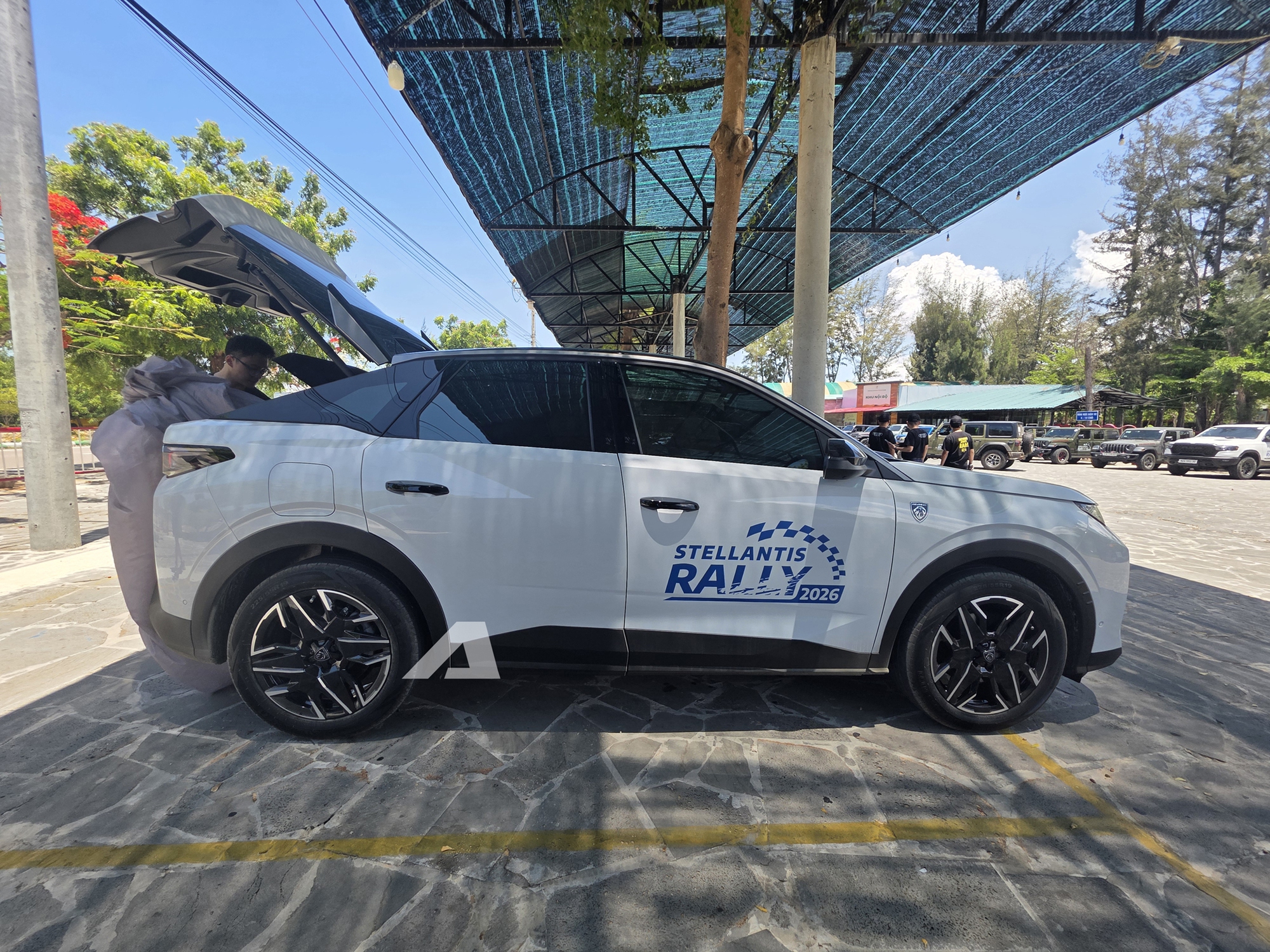 Ảnh thực tế Peugeot 3008 đời mới tại Việt Nam: Dáng coupe sành điệu, màn cong siêu dài, chờ giá để cạnh tranh CX-5, Tucson- Ảnh 3. Ảnh thực tế Peugeot 3008 đời mới tại Việt Nam: Dáng coupe sành điệu, màn cong siêu dài, chờ giá để cạnh tranh CX-5, Tucson- Ảnh 3.