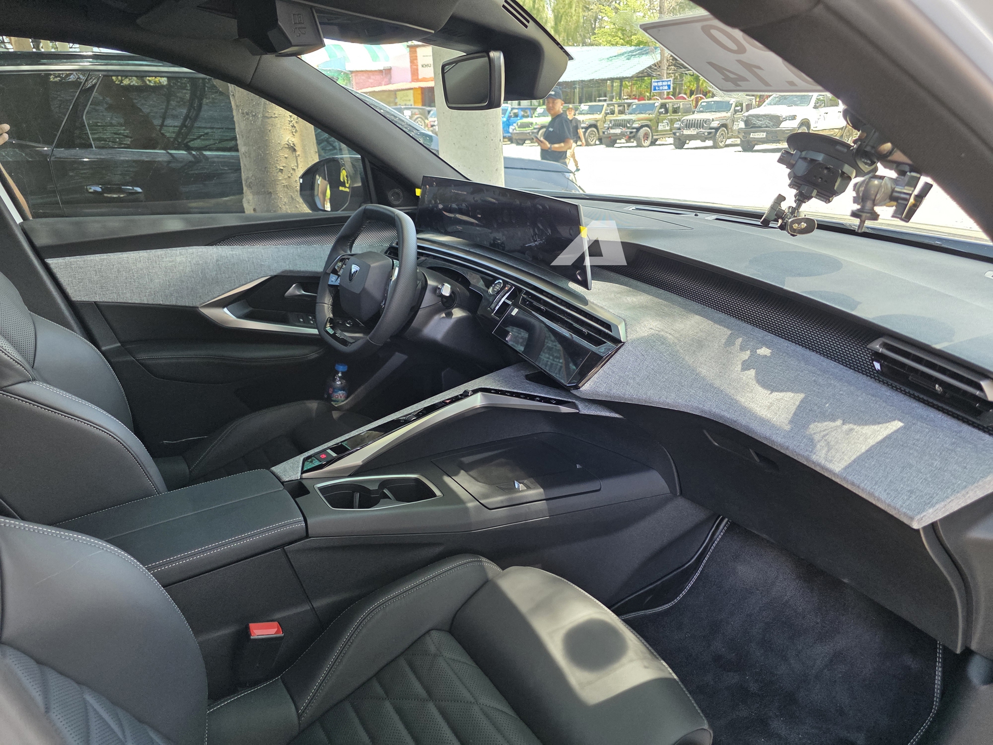 Ảnh thực tế Peugeot 3008 đời mới tại Việt Nam: Dáng coupe sành điệu, màn cong siêu dài, chờ giá để cạnh tranh CX-5, Tucson- Ảnh 10. Ảnh thực tế Peugeot 3008 đời mới tại Việt Nam: Dáng coupe sành điệu, màn cong siêu dài, chờ giá để cạnh tranh CX-5, Tucson- Ảnh 10.