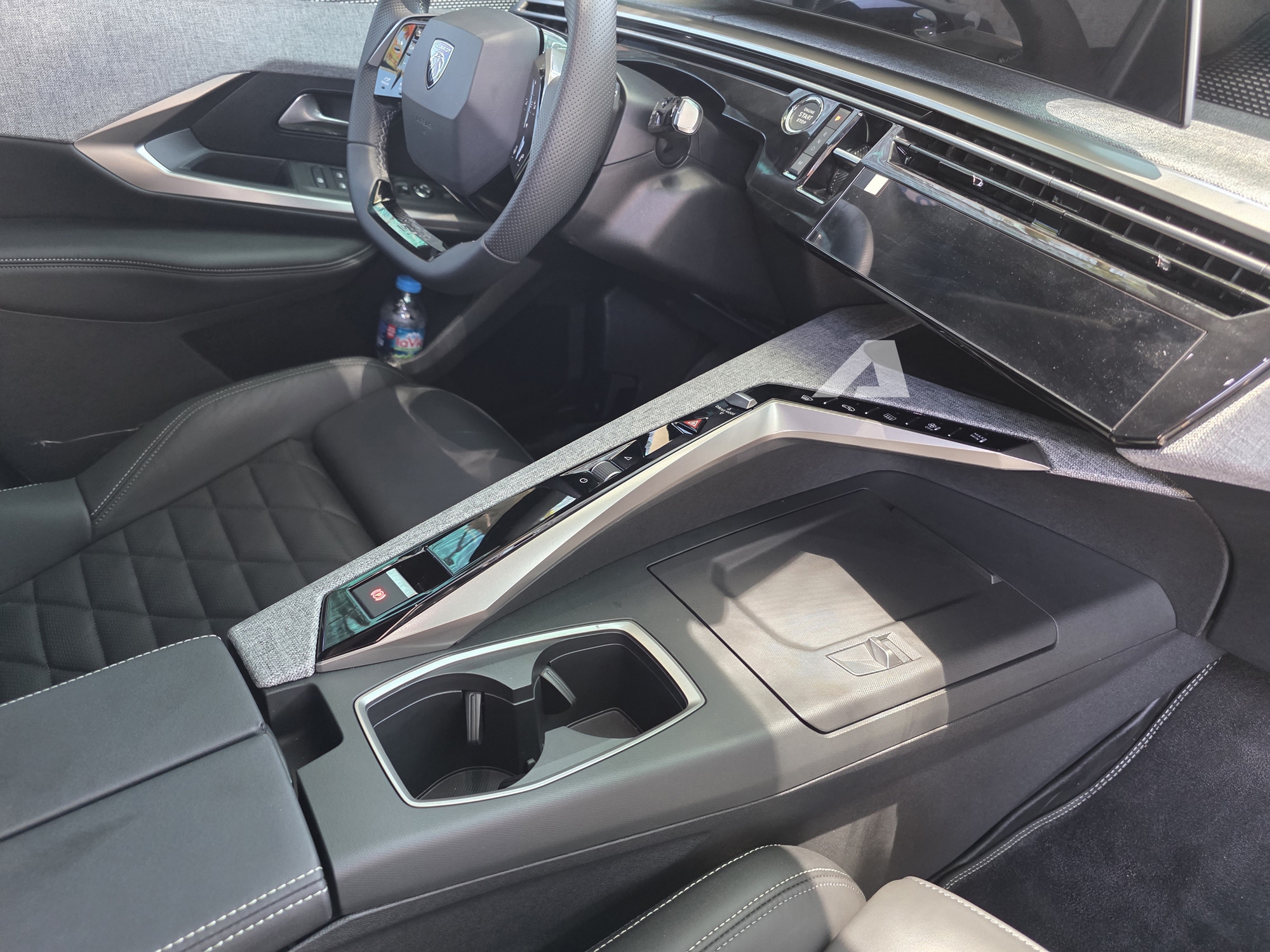 Ảnh thực tế Peugeot 3008 đời mới tại Việt Nam: Dáng coupe sành điệu, màn cong siêu dài, chờ giá để cạnh tranh CX-5, Tucson- Ảnh 17. Ảnh thực tế Peugeot 3008 đời mới tại Việt Nam: Dáng coupe sành điệu, màn cong siêu dài, chờ giá để cạnh tranh CX-5, Tucson- Ảnh 17.