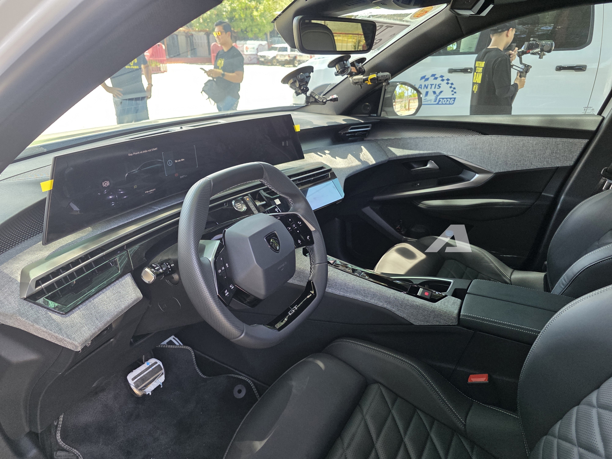 Ảnh thực tế Peugeot 3008 đời mới tại Việt Nam: Dáng coupe sành điệu, màn cong siêu dài, chờ giá để cạnh tranh CX-5, Tucson- Ảnh 9. Ảnh thực tế Peugeot 3008 đời mới tại Việt Nam: Dáng coupe sành điệu, màn cong siêu dài, chờ giá để cạnh tranh CX-5, Tucson- Ảnh 9.