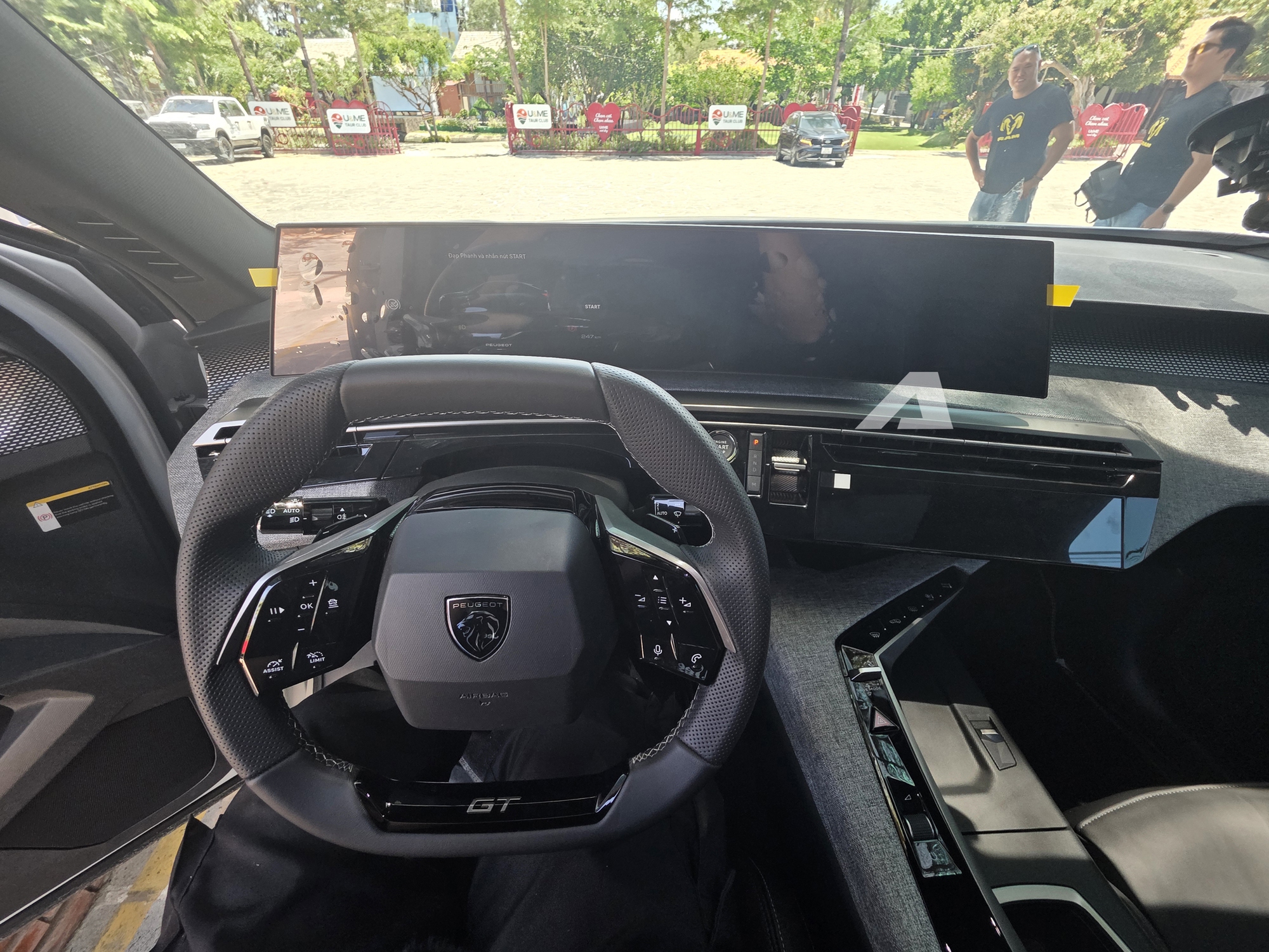 Ảnh thực tế Peugeot 3008 đời mới tại Việt Nam: Dáng coupe sành điệu, màn cong siêu dài, chờ giá để cạnh tranh CX-5, Tucson- Ảnh 11. Ảnh thực tế Peugeot 3008 đời mới tại Việt Nam: Dáng coupe sành điệu, màn cong siêu dài, chờ giá để cạnh tranh CX-5, Tucson- Ảnh 11.