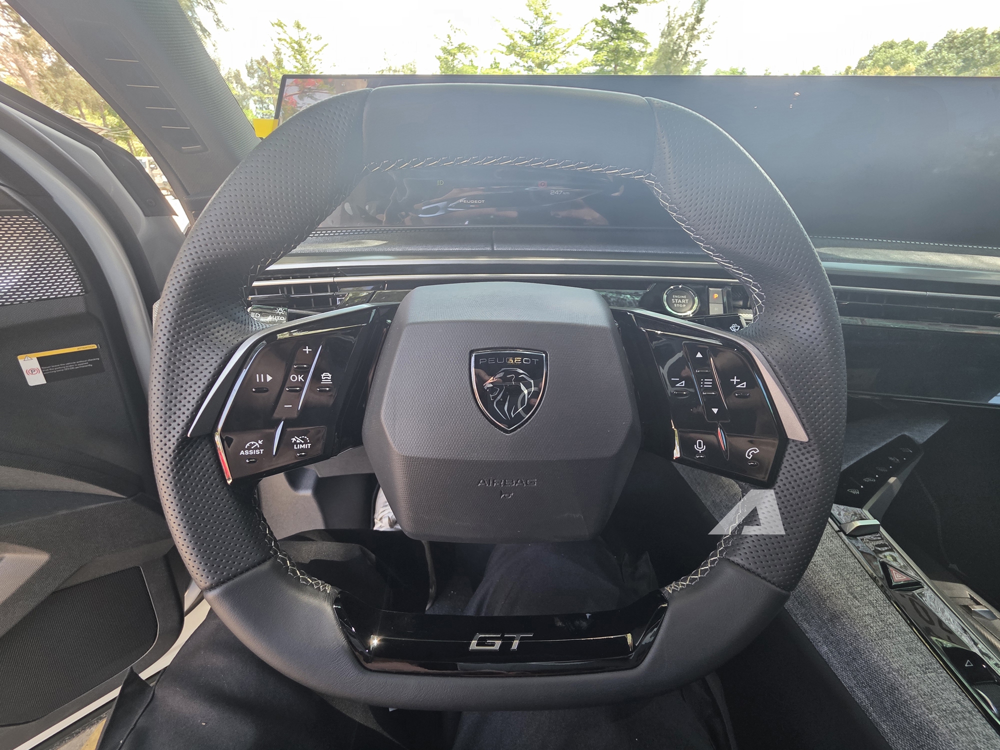 Ảnh thực tế Peugeot 3008 đời mới tại Việt Nam: Dáng coupe sành điệu, màn cong siêu dài, chờ giá để cạnh tranh CX-5, Tucson- Ảnh 12. Ảnh thực tế Peugeot 3008 đời mới tại Việt Nam: Dáng coupe sành điệu, màn cong siêu dài, chờ giá để cạnh tranh CX-5, Tucson- Ảnh 12.