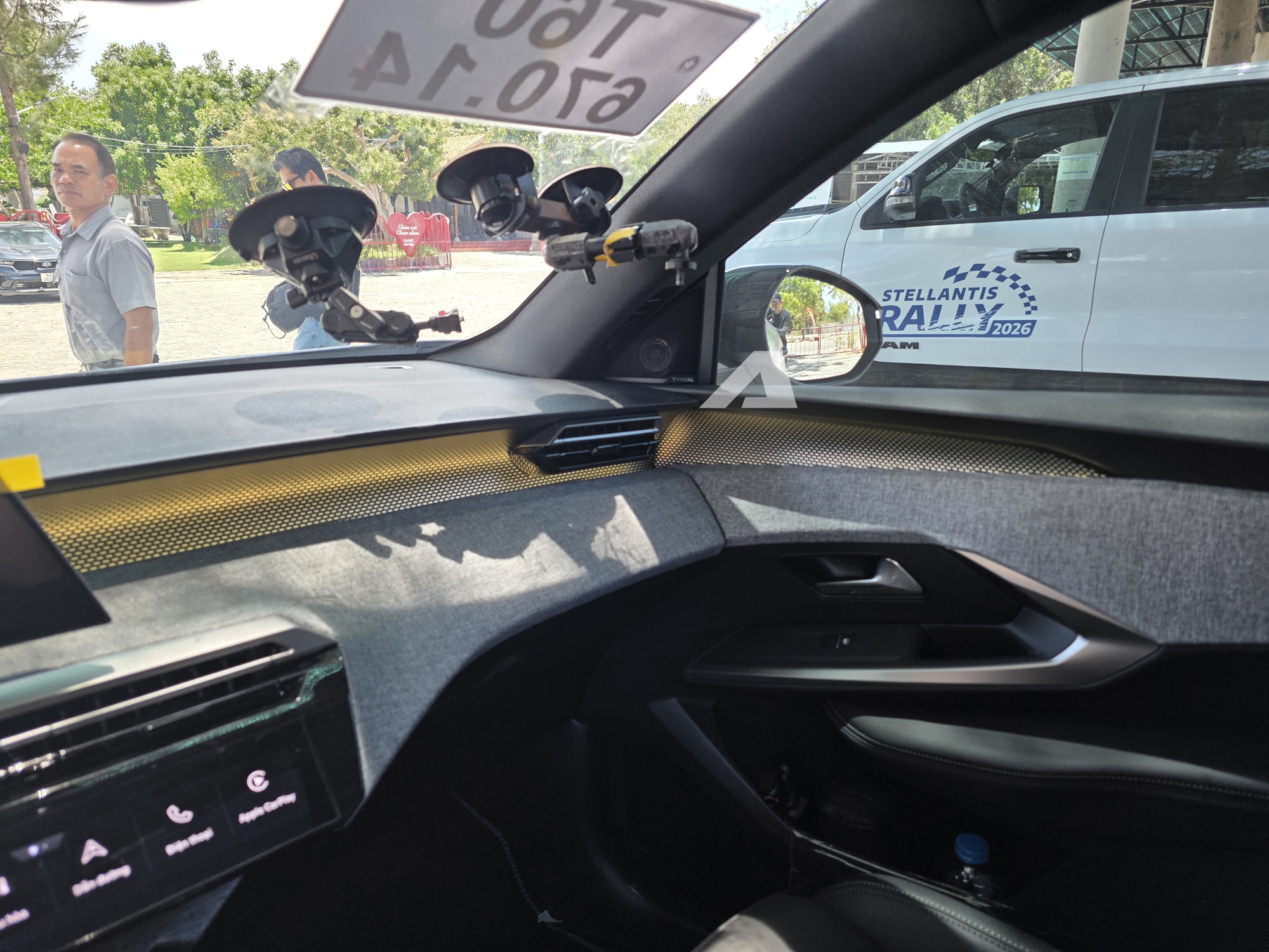 Ảnh thực tế Peugeot 3008 đời mới tại Việt Nam: Dáng coupe sành điệu, màn cong siêu dài, chờ giá để cạnh tranh CX-5, Tucson- Ảnh 16. Ảnh thực tế Peugeot 3008 đời mới tại Việt Nam: Dáng coupe sành điệu, màn cong siêu dài, chờ giá để cạnh tranh CX-5, Tucson- Ảnh 16.