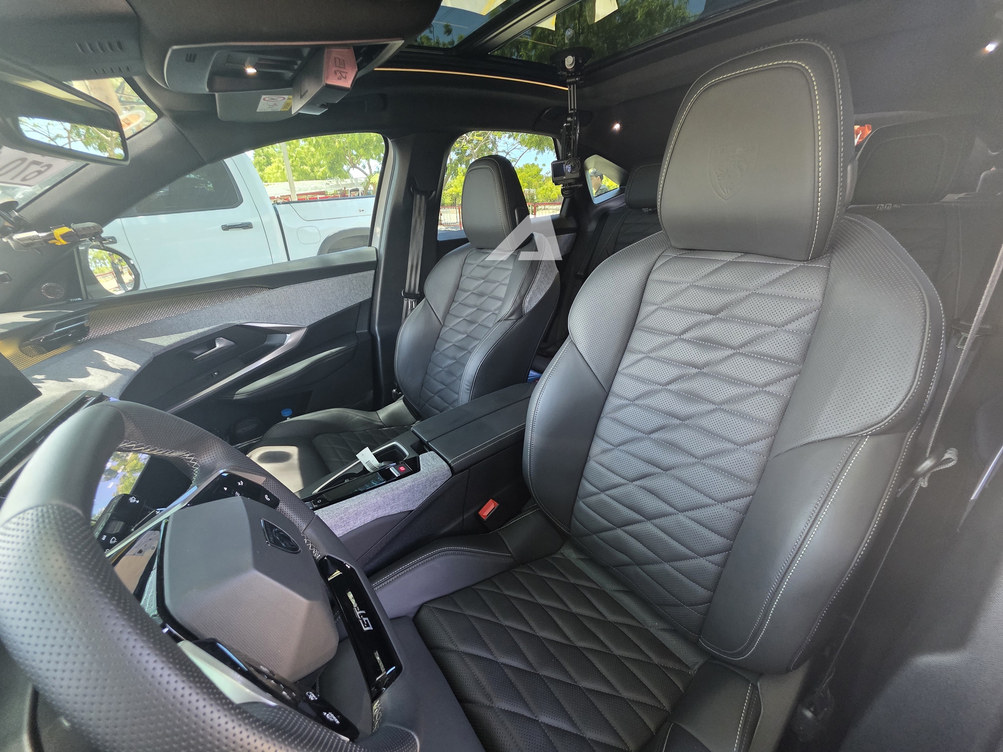 Ảnh thực tế Peugeot 3008 đời mới tại Việt Nam: Dáng coupe sành điệu, màn cong siêu dài, chờ giá để cạnh tranh CX-5, Tucson- Ảnh 18. Ảnh thực tế Peugeot 3008 đời mới tại Việt Nam: Dáng coupe sành điệu, màn cong siêu dài, chờ giá để cạnh tranh CX-5, Tucson- Ảnh 18.