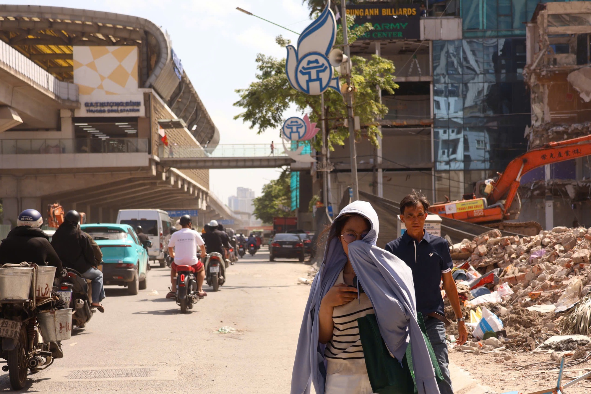 Bụi mịn Hà Nội: Người dân Thủ đô khốn khổ vì ô nhiễm từ đại công trường - Ảnh 3. Bụi mịn Hà Nội: Người dân Thủ đô khốn khổ vì ô nhiễm từ đại công trường - Ảnh 3.