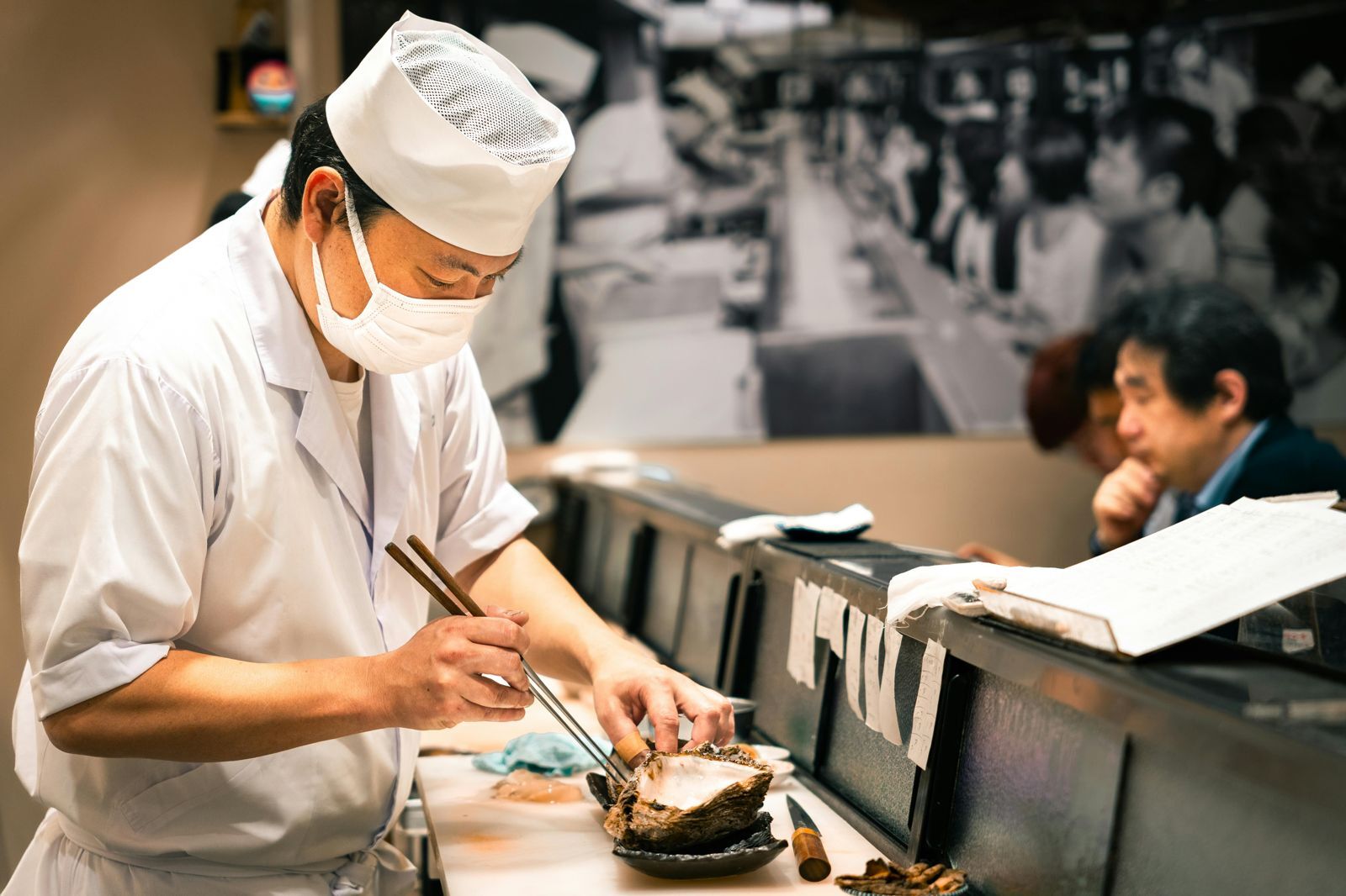Nhật Bản lu&ocirc;n đi ngược: Nh&agrave; h&agrave;ng chủ động đ&aacute;nh gi&aacute; kh&aacute;ch h&agrave;ng trước, kh&ocirc;ng đạt chuẩn sẽ cấm cửa kh&ocirc;ng phục vụ- Ảnh 1.