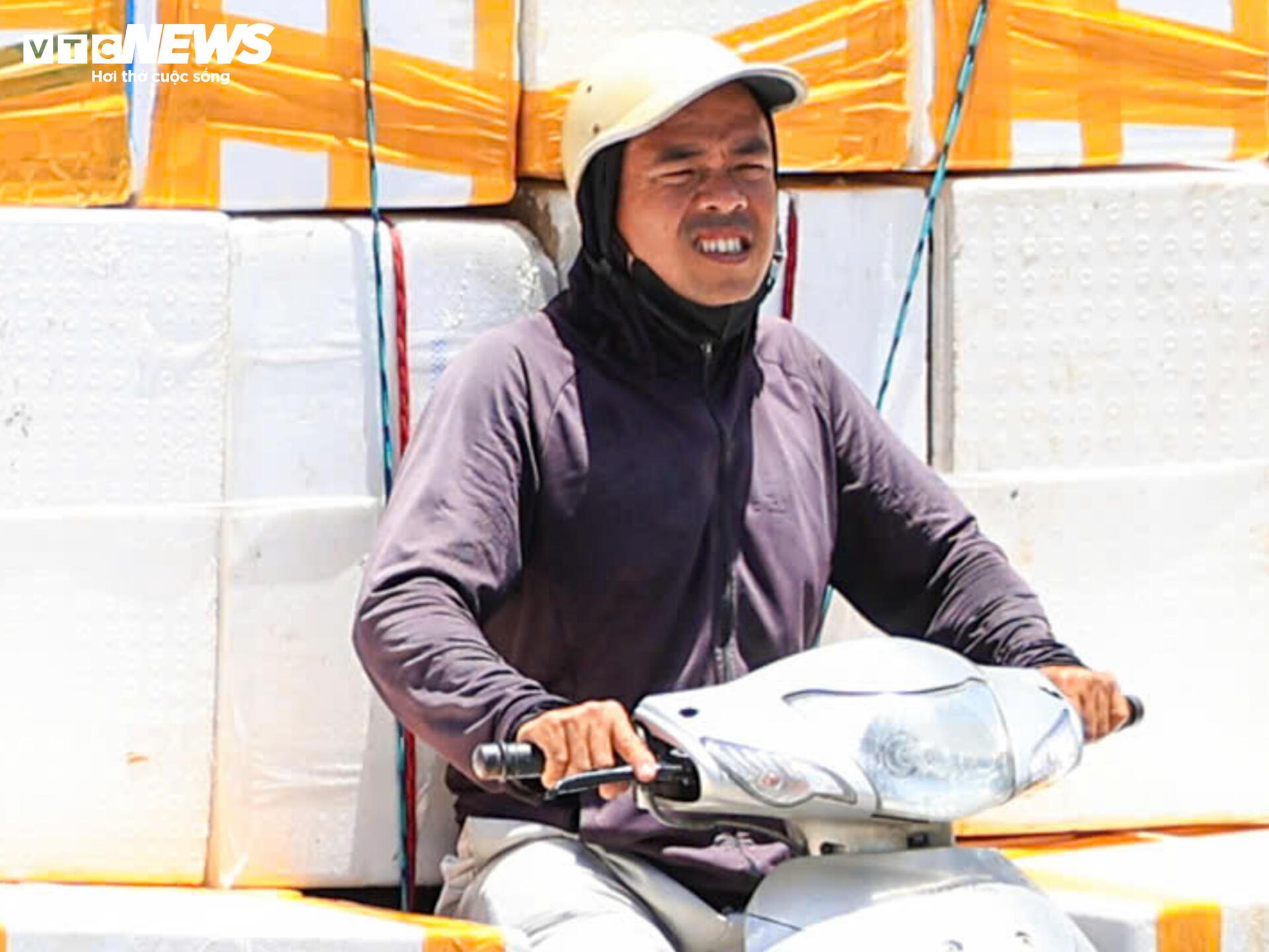 Ngo&agrave;i đường hầm hập như l&ograve; nung, người H&agrave; Nội k&eacute;o v&agrave;o trung t&acirc;m thương mại tr&aacute;nh n&oacute;ng- Ảnh 12.