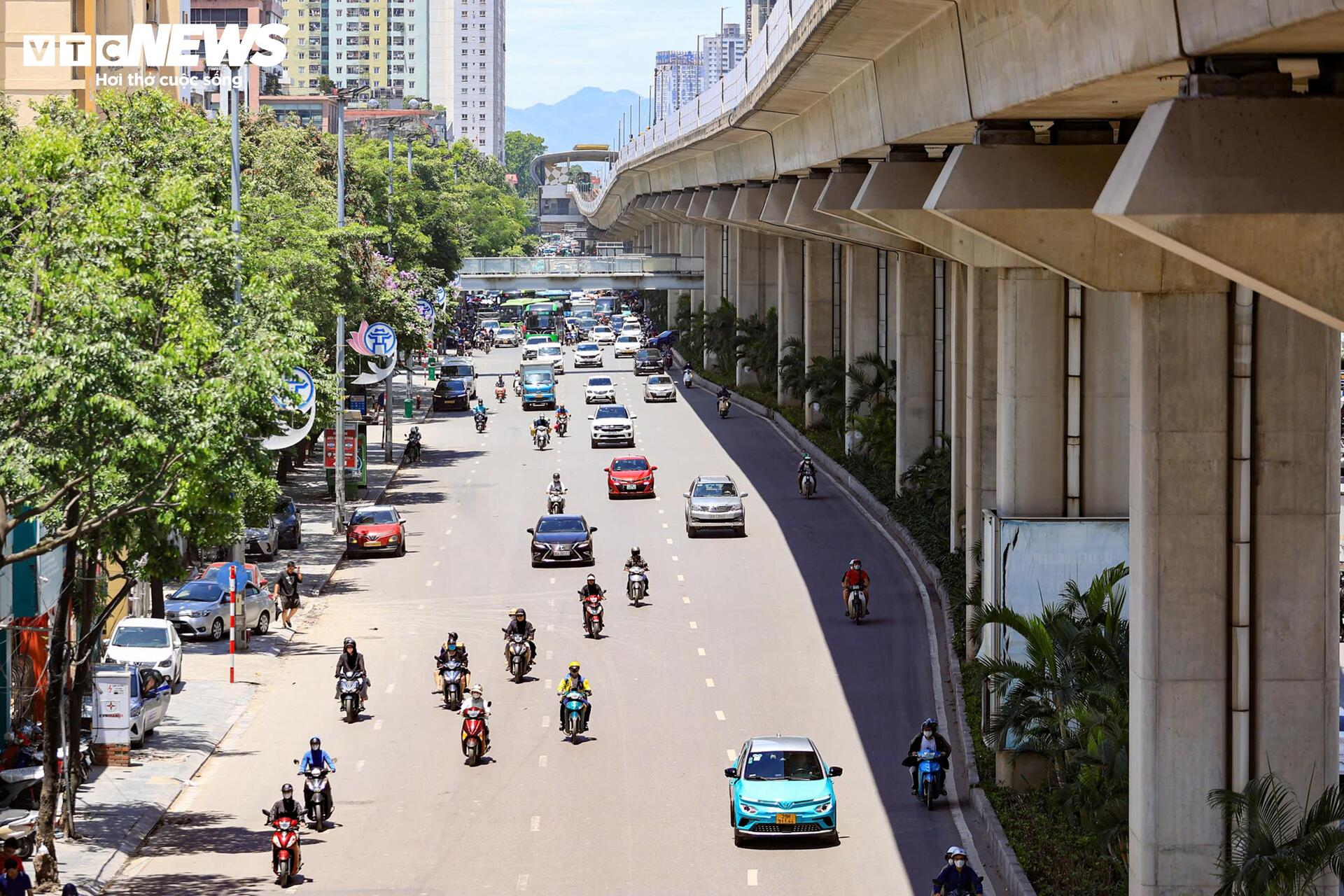 Ngo&agrave;i đường hầm hập như l&ograve; nung, người H&agrave; Nội k&eacute;o v&agrave;o trung t&acirc;m thương mại tr&aacute;nh n&oacute;ng- Ảnh 13.