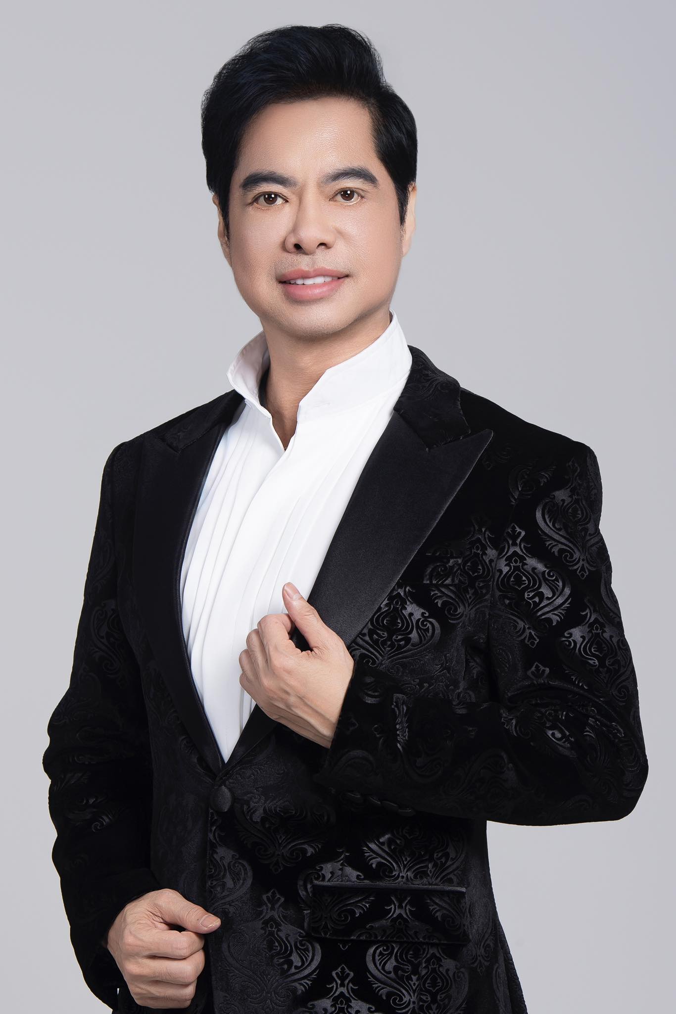 H&agrave;ng trăm người d&acirc;n Hưng Y&ecirc;n v&acirc;y k&iacute;n danh ca Ngọc Sơn l&uacute;c nửa đ&ecirc;m - Ảnh 2.