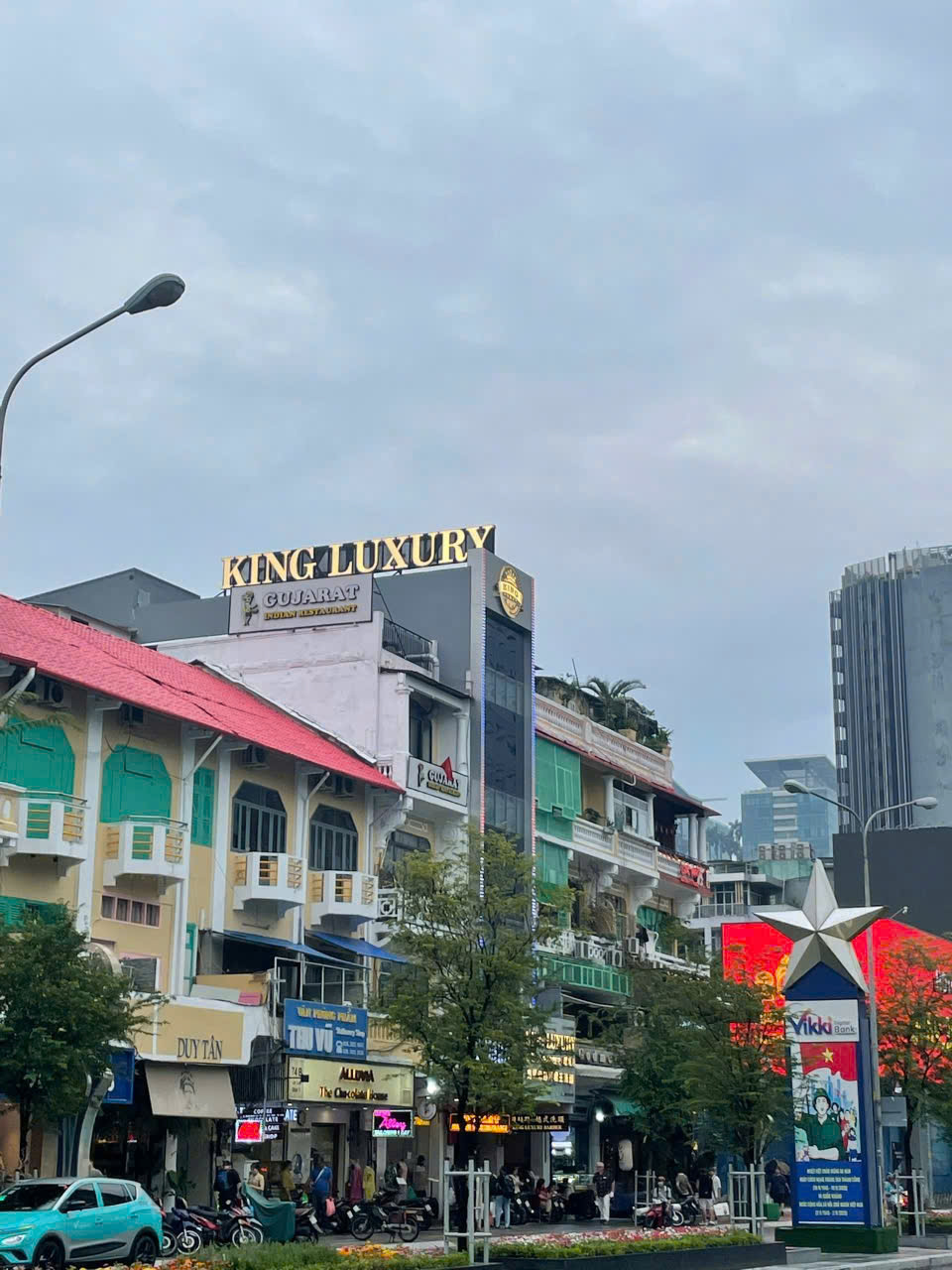 Kh&aacute;ch T&acirc;y nghiện trải nghiệm cắt t&oacute;c thư gi&atilde;n tại Việt Nam - Ảnh 4.