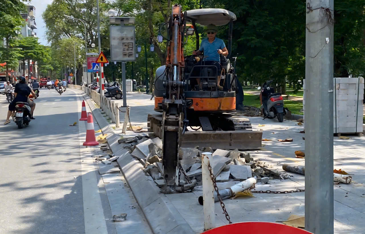 Vỉa hè Hà Nội trên tuyến Nguyễn Đình Chiểu bị đục phá gây lãng phí tài nguyên - Ảnh 1. Vỉa hè Hà Nội trên tuyến Nguyễn Đình Chiểu bị đục phá gây lãng phí tài nguyên - Ảnh 1.