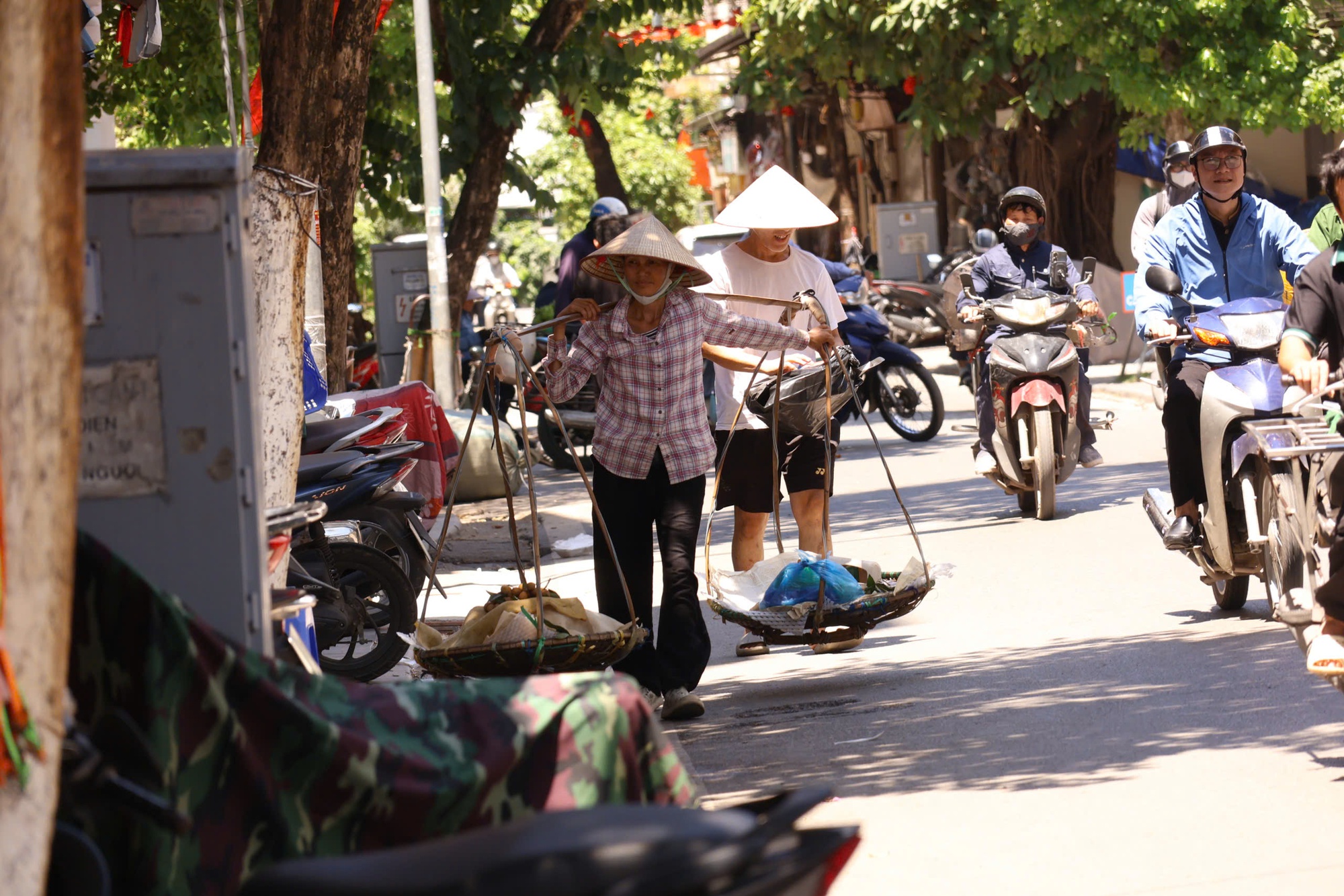 Nắng n&oacute;ng H&agrave; Nội 2026 khiến người lao động chật vật mưu sinh giữa chảo lửa - Ảnh 7.