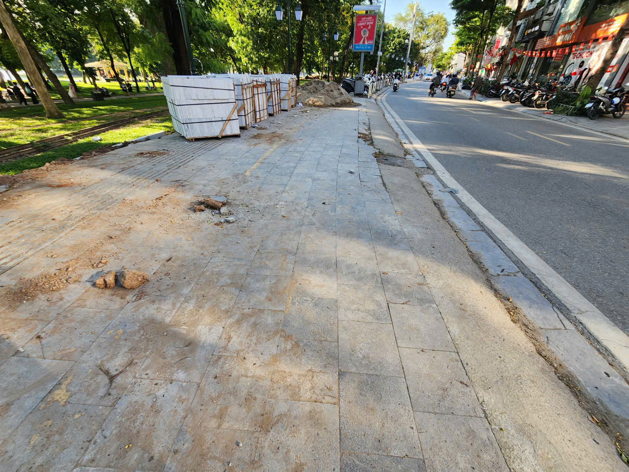 Vỉa hè Hà Nội trên tuyến Nguyễn Đình Chiểu bị đục phá gây lãng phí tài nguyên - Ảnh 3. Vỉa hè Hà Nội trên tuyến Nguyễn Đình Chiểu bị đục phá gây lãng phí tài nguyên - Ảnh 3.