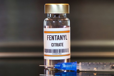 Vì sao Bộ Y tế yêu cầu kiểm soát chặt thuốc chứa fentanyl? - Ảnh 1.