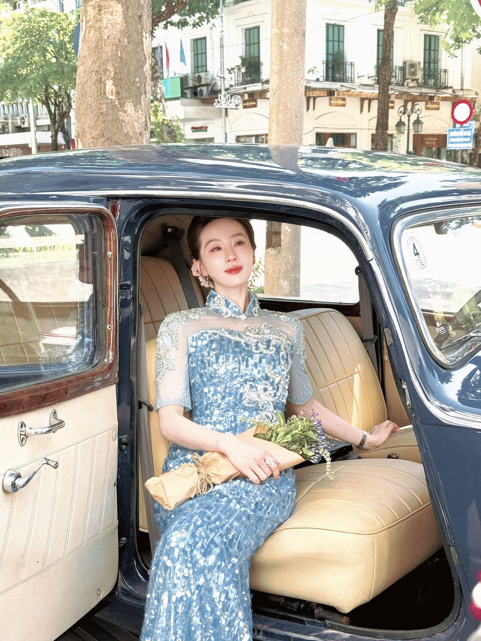 Mỹ nhân đẹp nhất Trung Quốc xuống phố đi bộ Hồ Gươm 