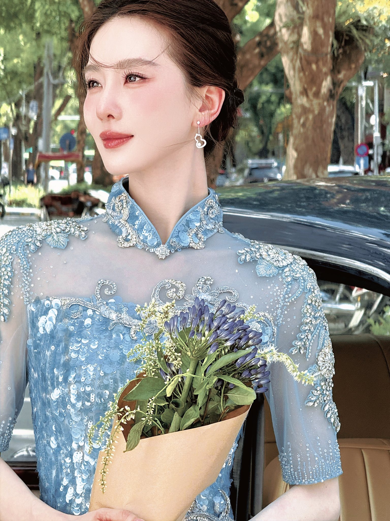 Mỹ nhân đẹp nhất Trung Quốc xuống phố đi bộ Hồ Gươm 