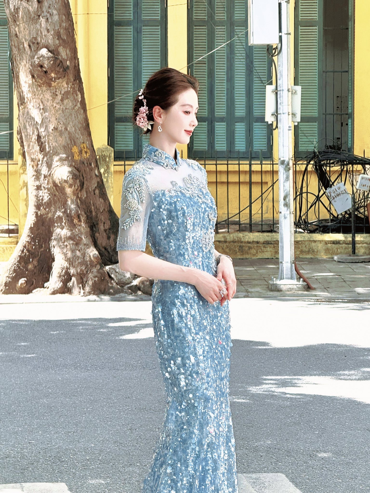 Mỹ nhân đẹp nhất Trung Quốc xuống phố đi bộ Hồ Gươm 