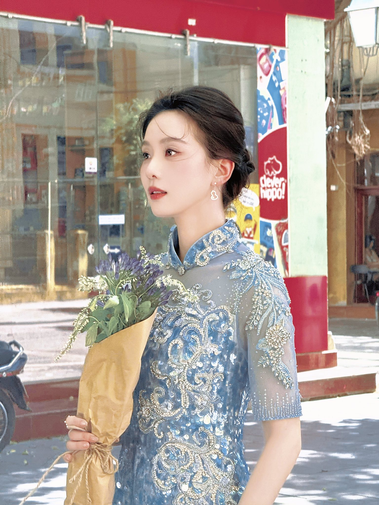Mỹ nhân đẹp nhất Trung Quốc xuống phố đi bộ Hồ Gươm 