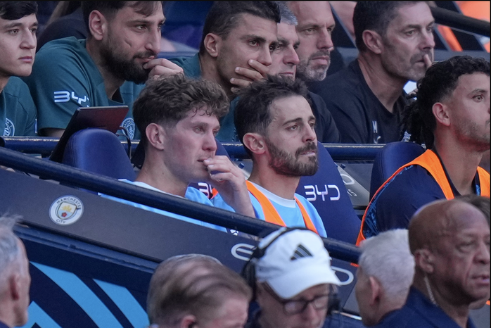 Nước mắt ng&agrave;y chia tay Man City của Pep Guardiola - Ảnh 2.