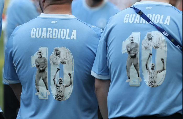 Nước mắt ng&agrave;y chia tay Man City của Pep Guardiola - Ảnh 10.