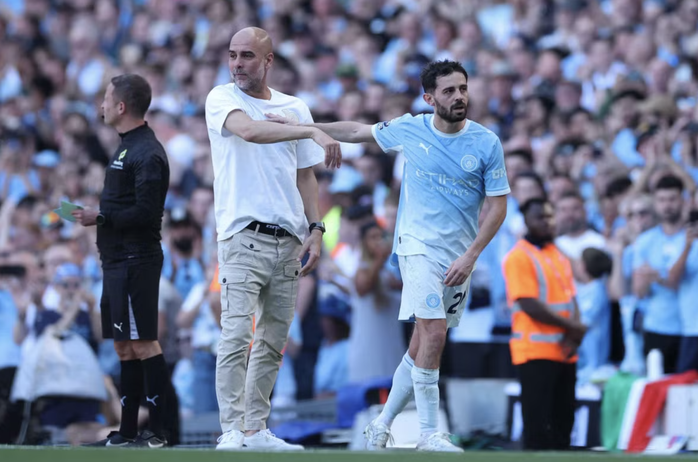 Nước mắt ng&agrave;y chia tay Man City của Pep Guardiola - Ảnh 1.