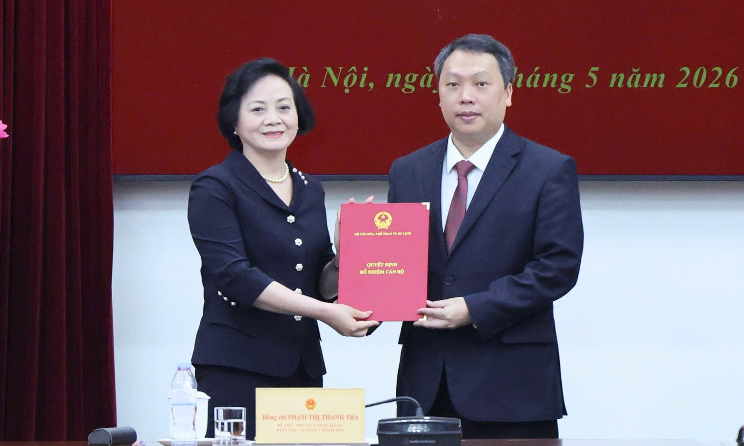 Phó Thủ tướng trao quyết định bổ nhiệm Thứ trưởng Bộ VH - TT&DL Nguyễn Huy Dũng - Ảnh 1.