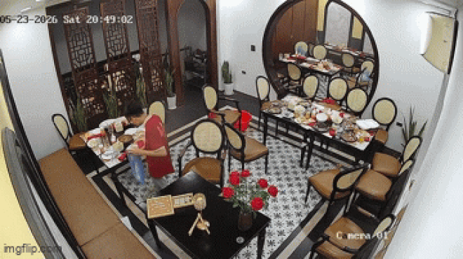 Nh&acirc;n vi&ecirc;n đang dọn b&agrave;n th&igrave; lập tức bỏ chạy, h&ocirc; ho&aacute;n v&igrave; nh&igrave;n thấy một thứ: Chủ nh&agrave; h&agrave;ng l&ecirc;n tiếng - Ảnh 1.