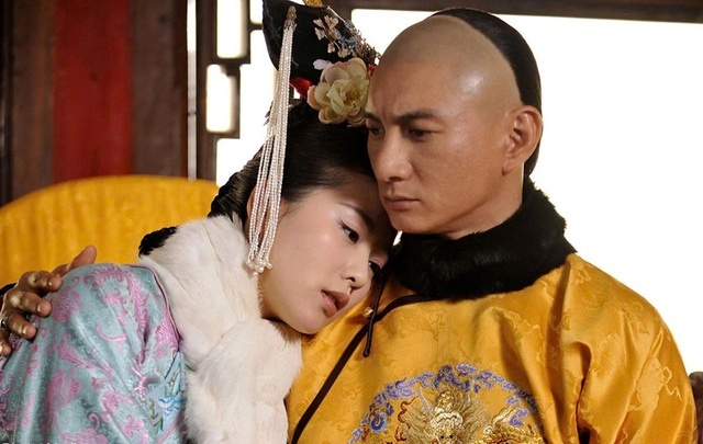 Mỹ nhân đẹp nhất Trung Quốc xuống phố đi bộ Hồ Gươm 