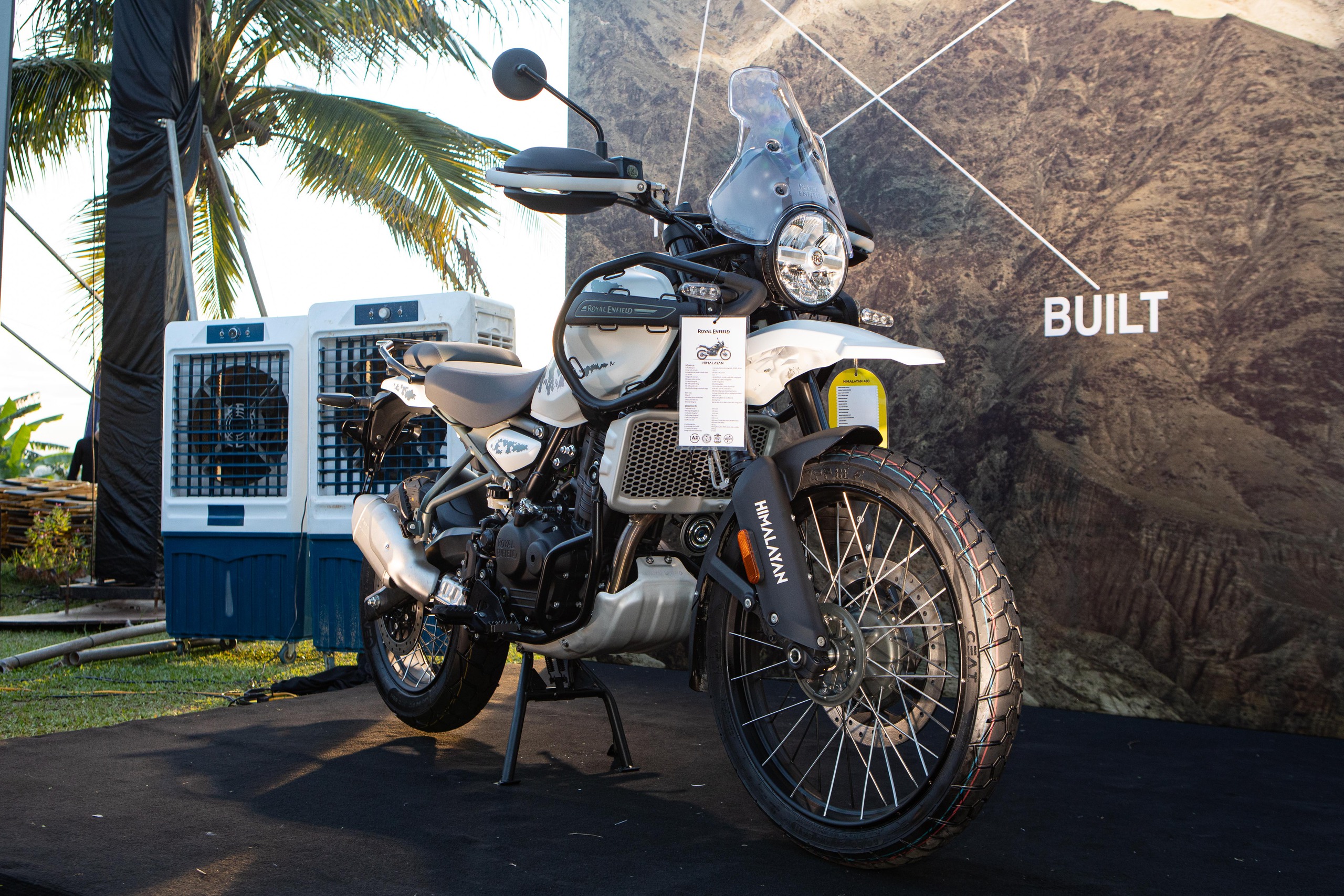 Royal Enfield ra mắt cùng lúc 5 mẫu xe tại Việt Nam: Giá bán thế nào, có gì đặc biệt? - Ảnh 4.