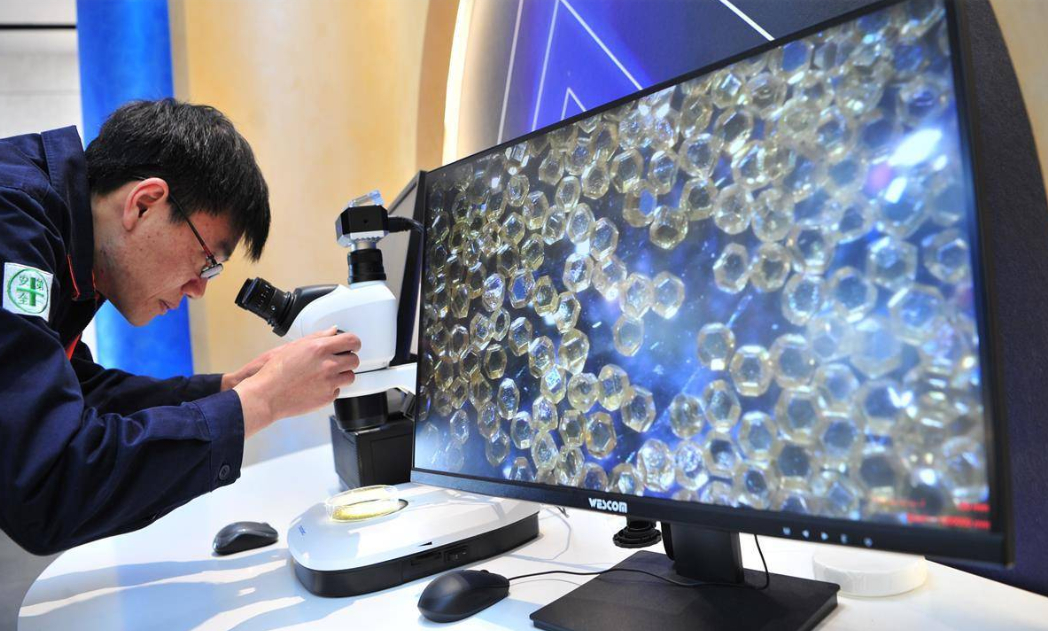 Nh&agrave; m&aacute;y kim cương nh&acirc;n tạo sản xuất 40.000 carat mỗi th&aacute;ng - Ảnh 2.