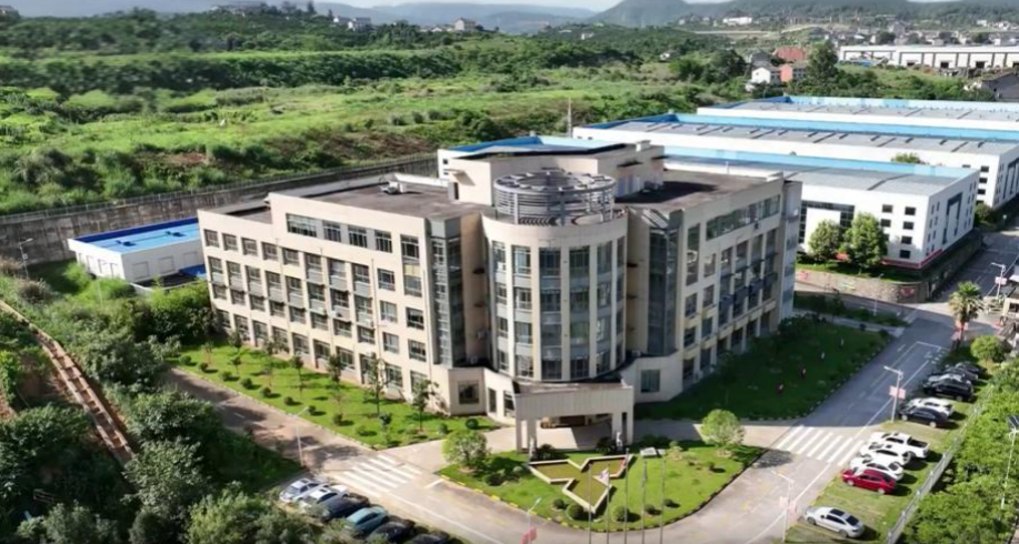 Nh&agrave; m&aacute;y kim cương nh&acirc;n tạo sản xuất 40.000 carat mỗi th&aacute;ng - Ảnh 1.