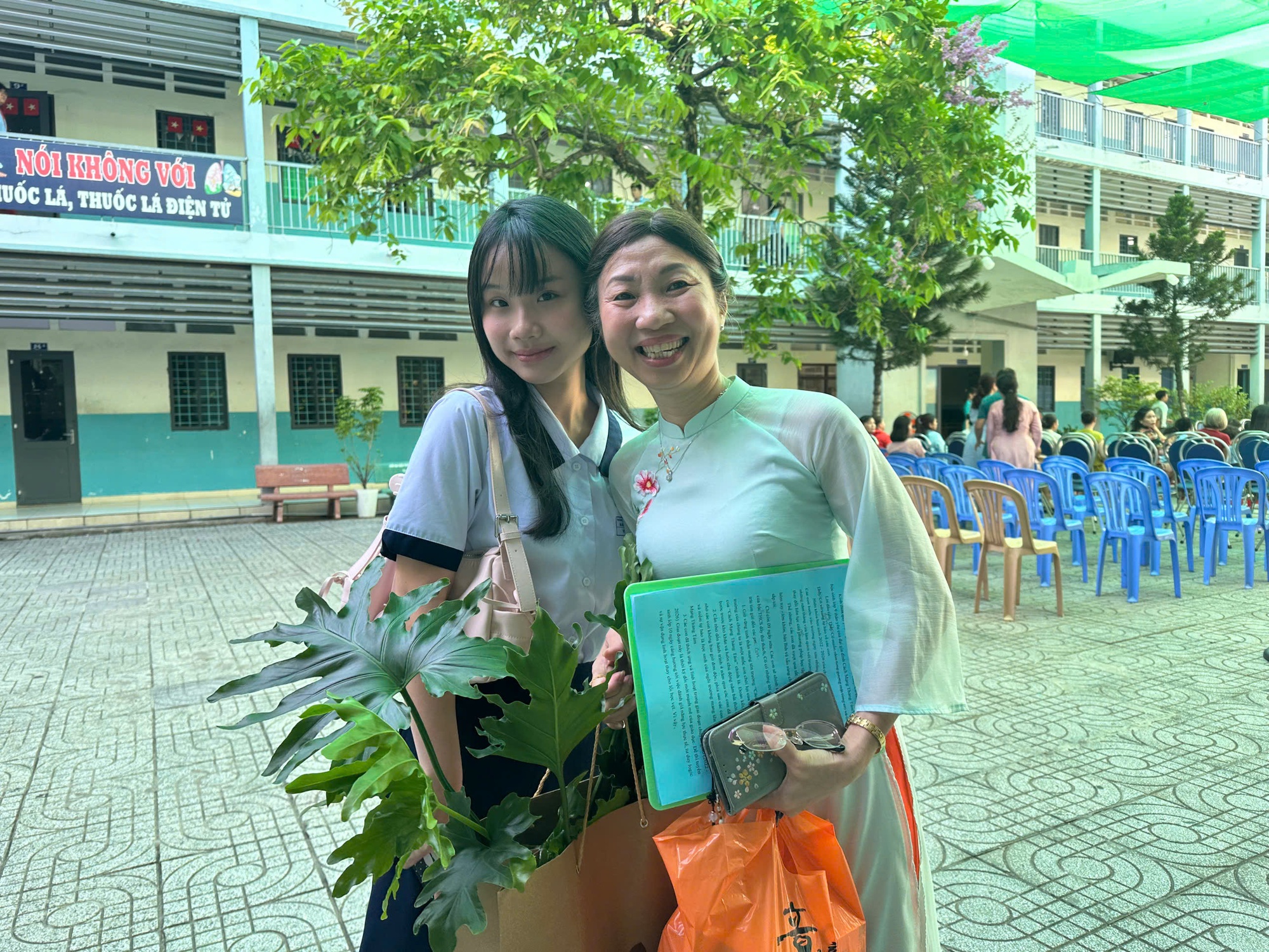 Con gái ca sĩ Thu Phượng năng nổ tiếp sức mùa thi - Ảnh 3. Con gái ca sĩ Thu Phượng năng nổ tiếp sức mùa thi - Ảnh 3.