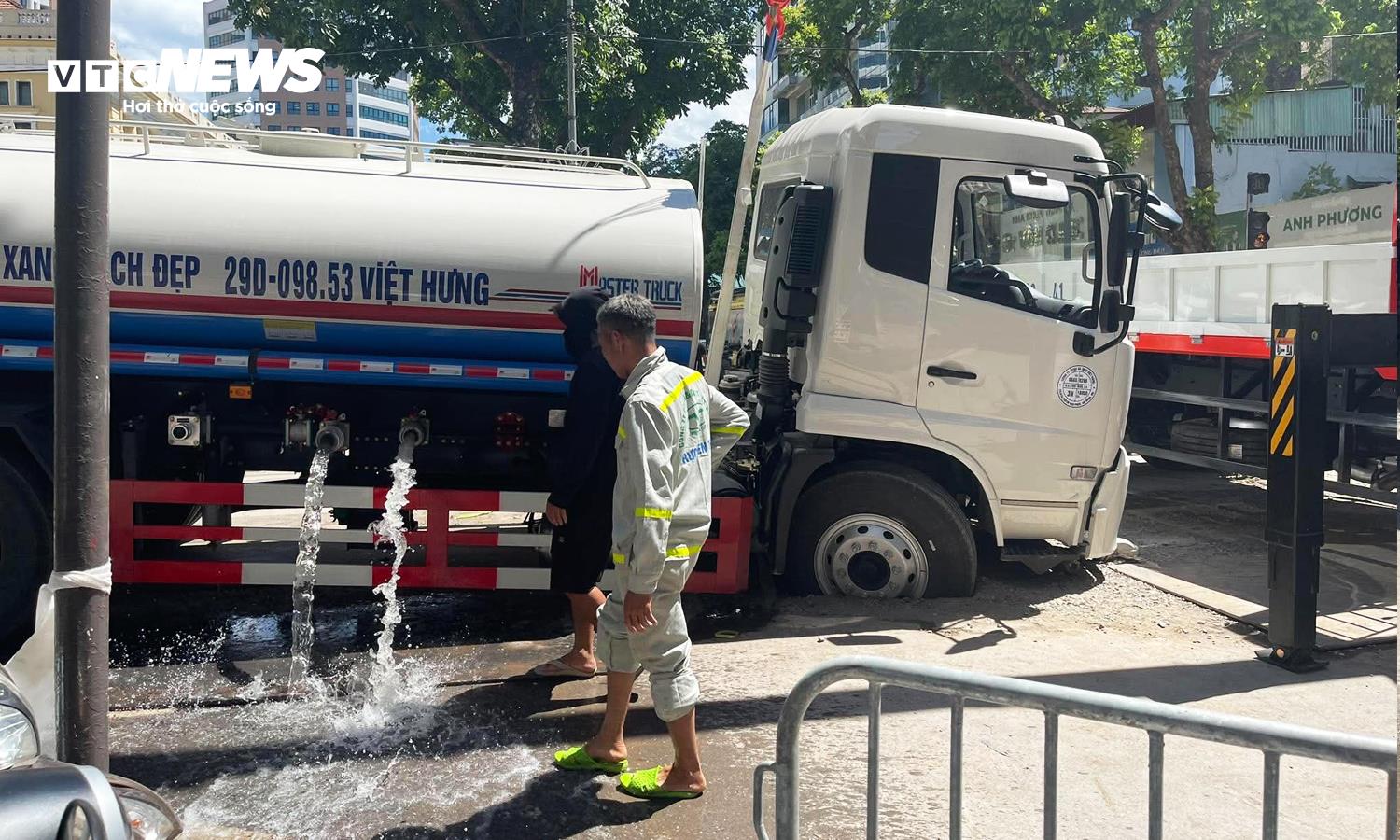 Xe phun nước rửa đường sụt hố giữa ngã tư Tràng thi - Quán Sứ Hà Nội - Ảnh 1.