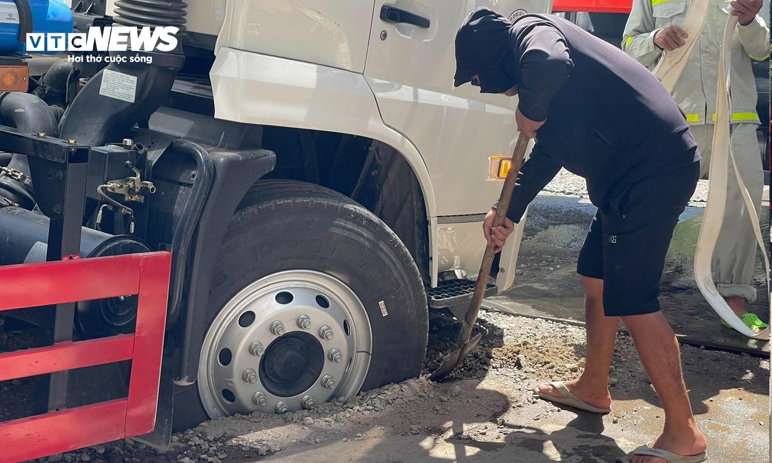 Xe phun nước rửa đường sụt hố giữa ngã tư Tràng thi - Quán Sứ Hà Nội - Ảnh 2.