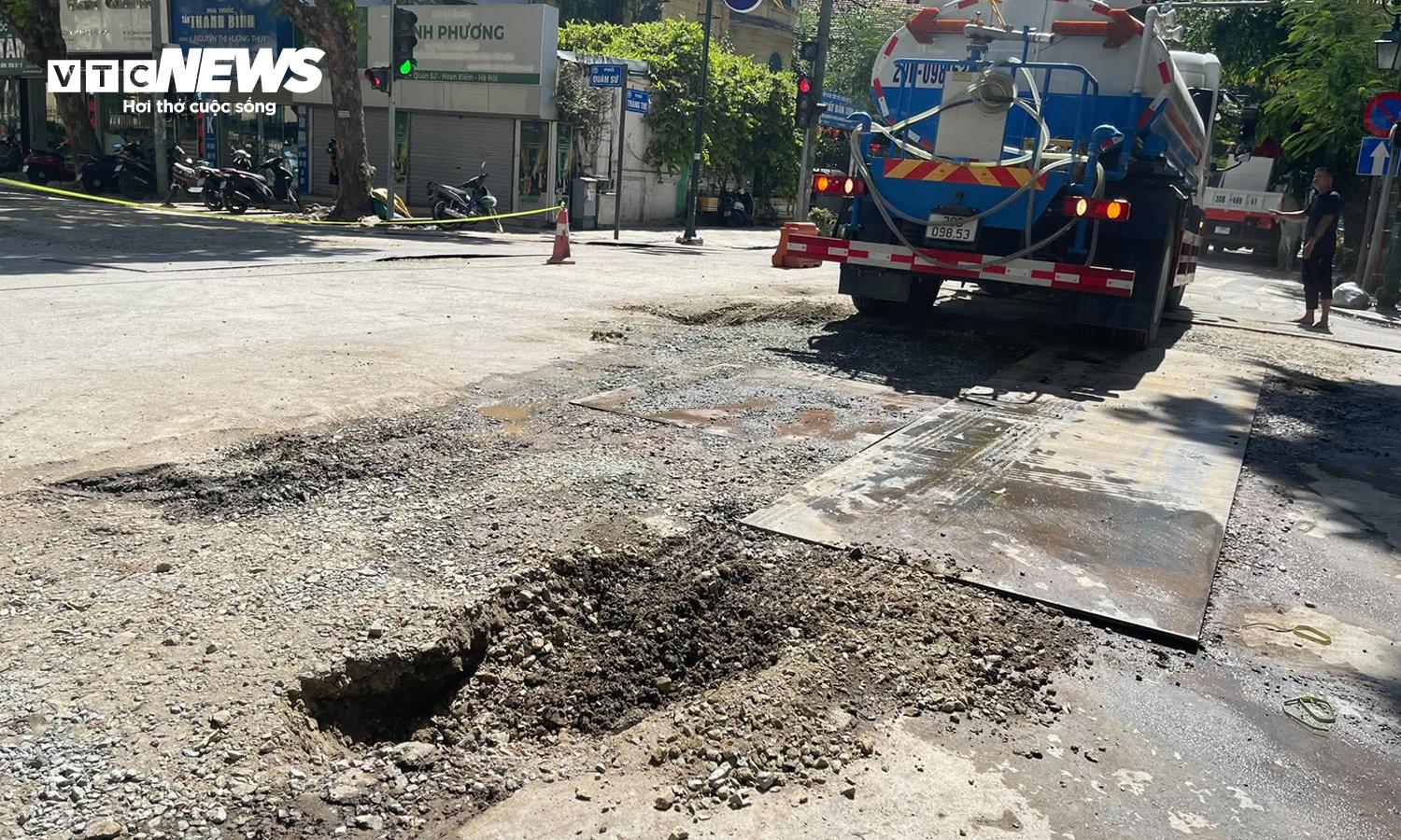 Xe phun nước rửa đường sụt hố giữa ngã tư Tràng thi - Quán Sứ Hà Nội - Ảnh 3.