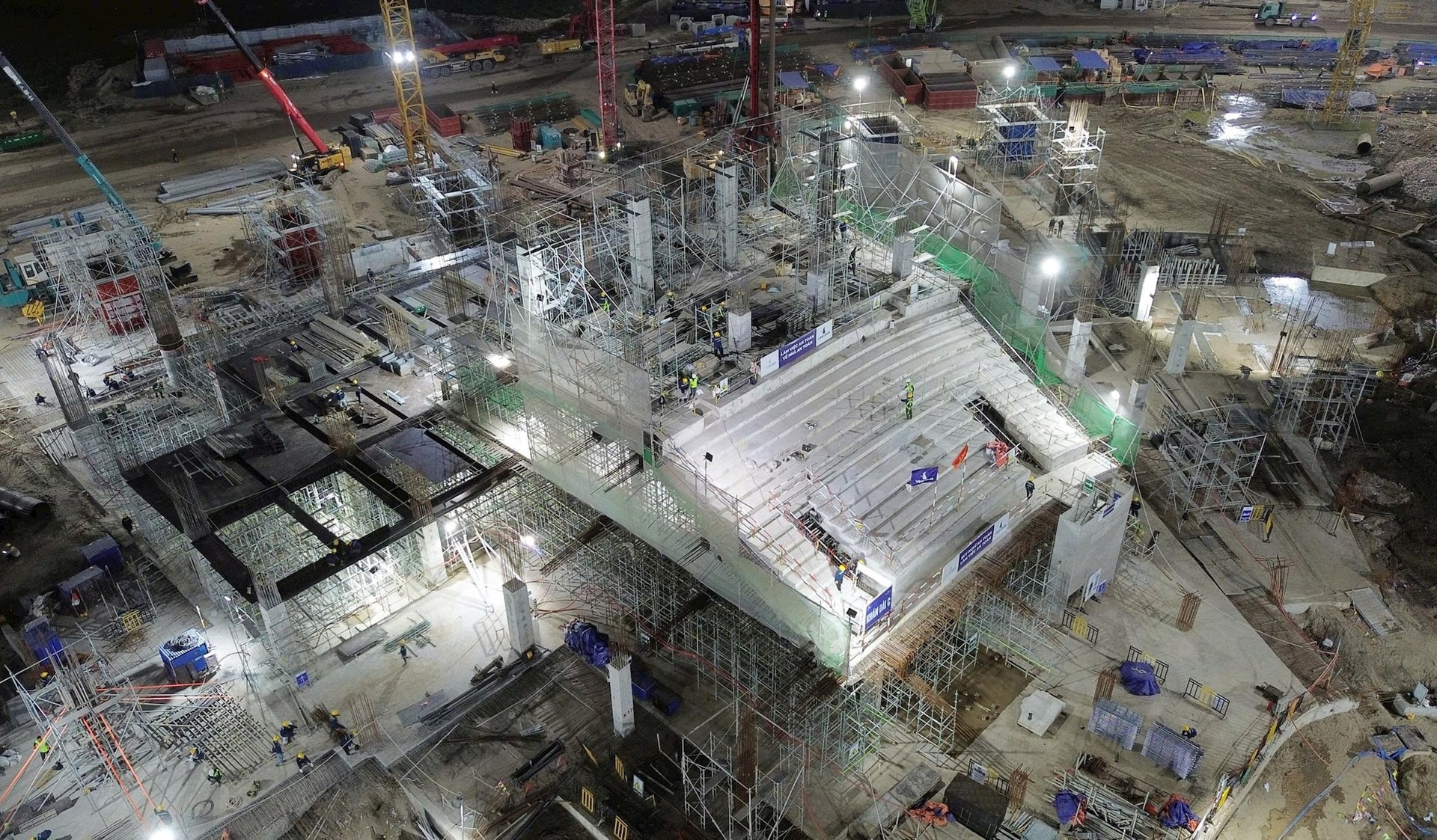 700.000m3 bê tông, 124.000 tấn thép, 5.000 người làm ngày đêm: Cận cảnh công trình kỷ lục TG mới của VN - Ảnh 8.