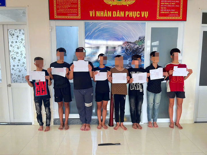 Nh&oacute;m thanh ni&ecirc;n kh&ocirc;ng mũ bảo hiểm m&uacute;a dao tr&ecirc;n đường g&acirc;y x&ocirc;n xao mạng x&atilde; hội - Ảnh 1.