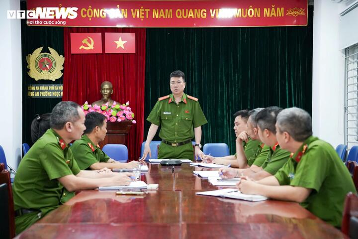 C&ocirc;ng an phường Ngọc H&agrave; tiếp d&acirc;n tới 22h phục vụ gần 100 . 000 D&acirc;n sau s&aacute;p nhập - Ảnh 2.