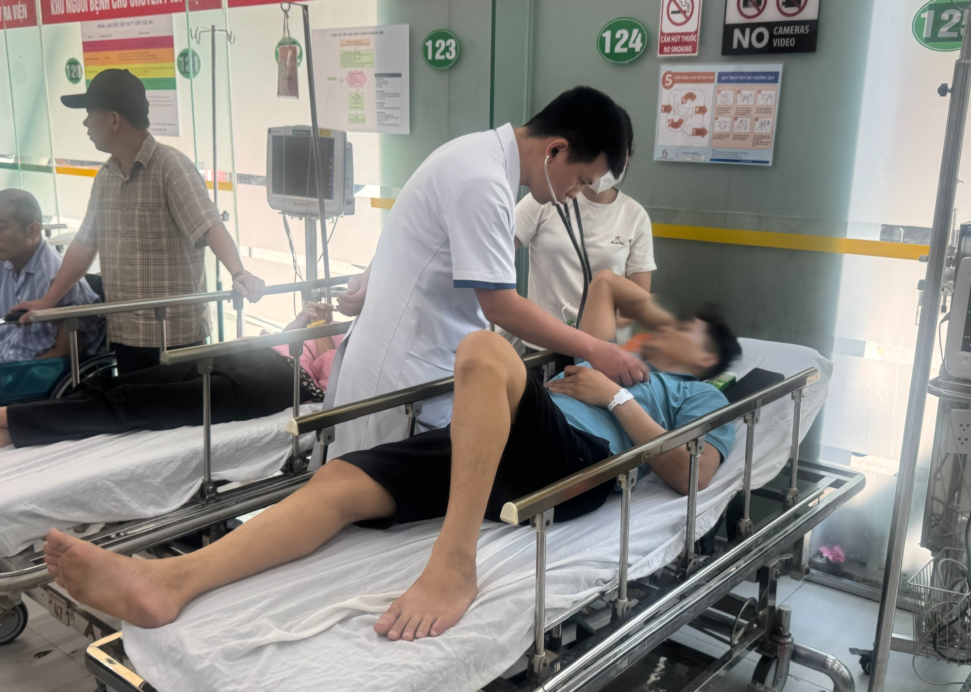 Nắng nóng: Nhiều người cấp cứu vì say nắng - Ảnh 2.