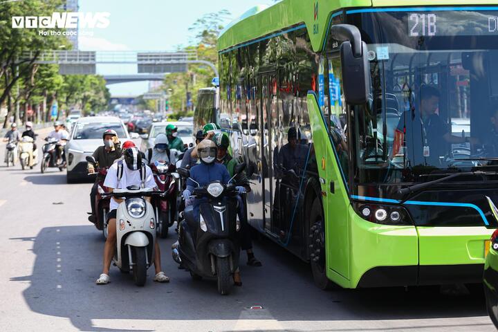 Người H&agrave; Nội đổ ra s&ocirc;ng Hồng giải nhiệt Giữa nắng n&oacute;ng gần 45 độ C - Ảnh 1.