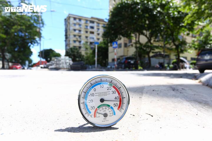 Người H&agrave; Nội đổ ra s&ocirc;ng Hồng giải nhiệt Giữa nắng n&oacute;ng gần 45 độ C - Ảnh 2.