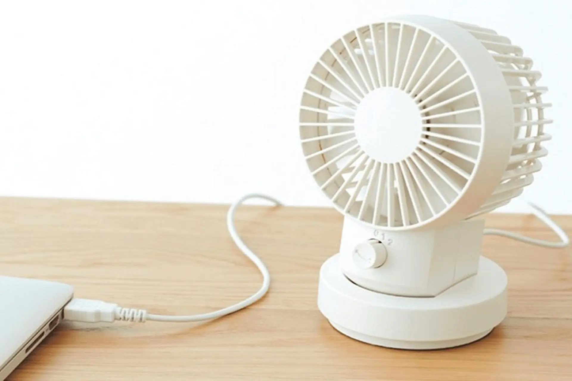 Lời khuy&ecirc;n để sử dụng quạt t&iacute;ch điện trong nắng n&oacute;ng 40 độ - Ảnh 1.