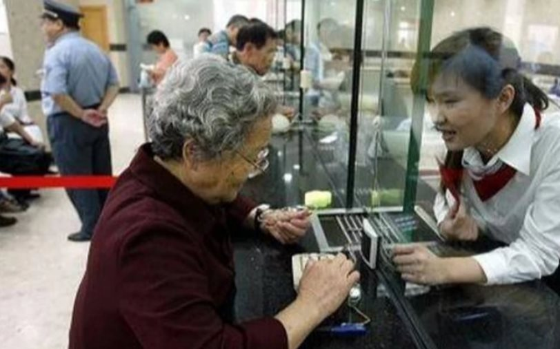 Cụ b&agrave; 70 tuổi bị kiện v&igrave; r&uacute;t tiền tiết kiệm của chồng đ&atilde; mất - Ảnh 2.