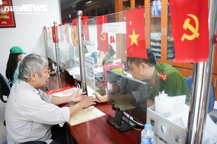 C&ocirc;ng an phường Ngọc H&agrave; tiếp d&acirc;n tới 22h phục vụ gần 100 . 000 D&acirc;n sau s&aacute;p nhập - Ảnh 1.