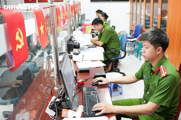 C&ocirc;ng an phường Ngọc H&agrave; tiếp d&acirc;n tới 22h phục vụ gần 100 . 000 D&acirc;n sau s&aacute;p nhập - Ảnh 3.