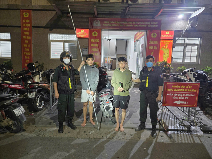 Nh&oacute;m thanh ni&ecirc;n lạng l&aacute;ch n&eacute;m chai v&agrave;o cảnh s&aacute;t tại H&agrave; Nội ng&agrave;y 23 / 5 - Ảnh 1.