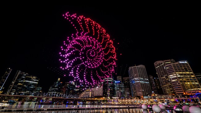 Cận cảnh sự cố drone rơi tại Vivid Sydney 2026: M&agrave;n tr&igrave;nh diễn &aacute;nh s&aacute;ng ho&agrave;nh tr&aacute;ng - Ảnh 1.